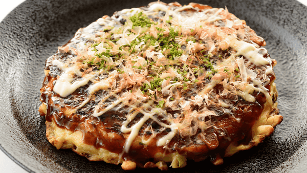 Veganer Okonomiyaki Pancake mit Sriracha-Mayo und Insektenprotein